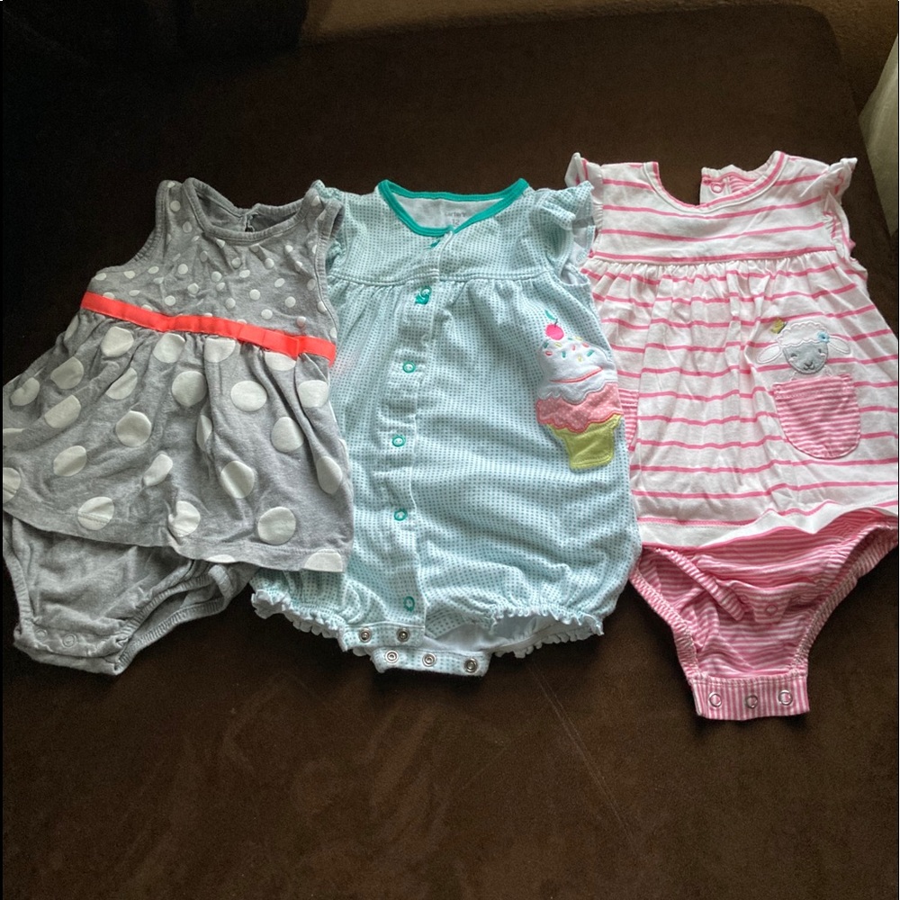 Carter’s Infant 12 month outfits. EUC